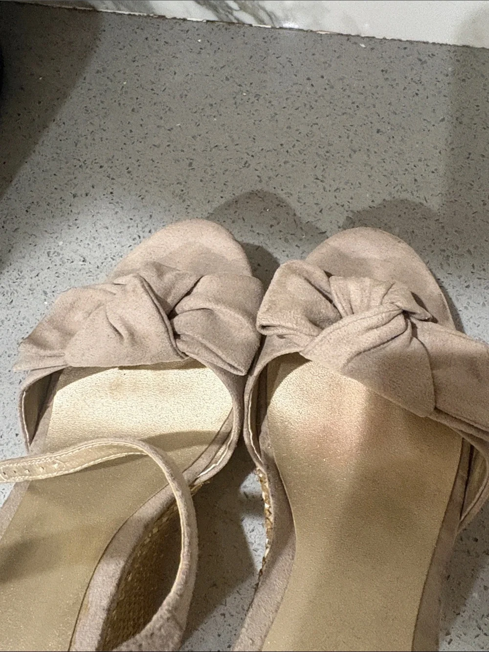 G by Guess Taupe Bow 7.5 Espadrille Platform Sandals fair condition